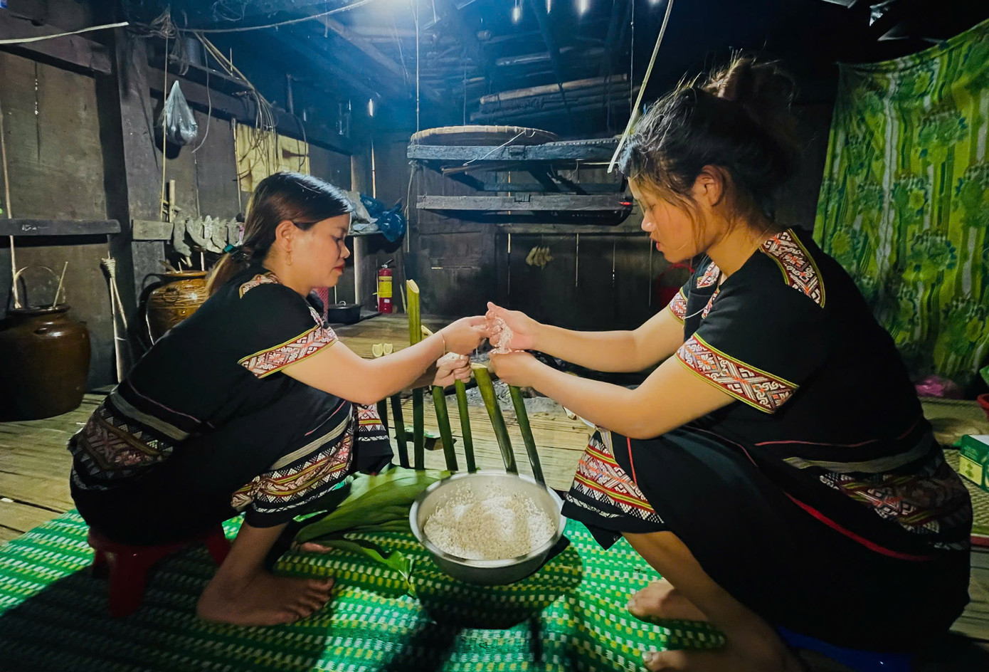 Cơm lam là một món không thể thiếu trong các dịp lễ cúng quan trọng của bà con đồng bào Xơ Đăng.