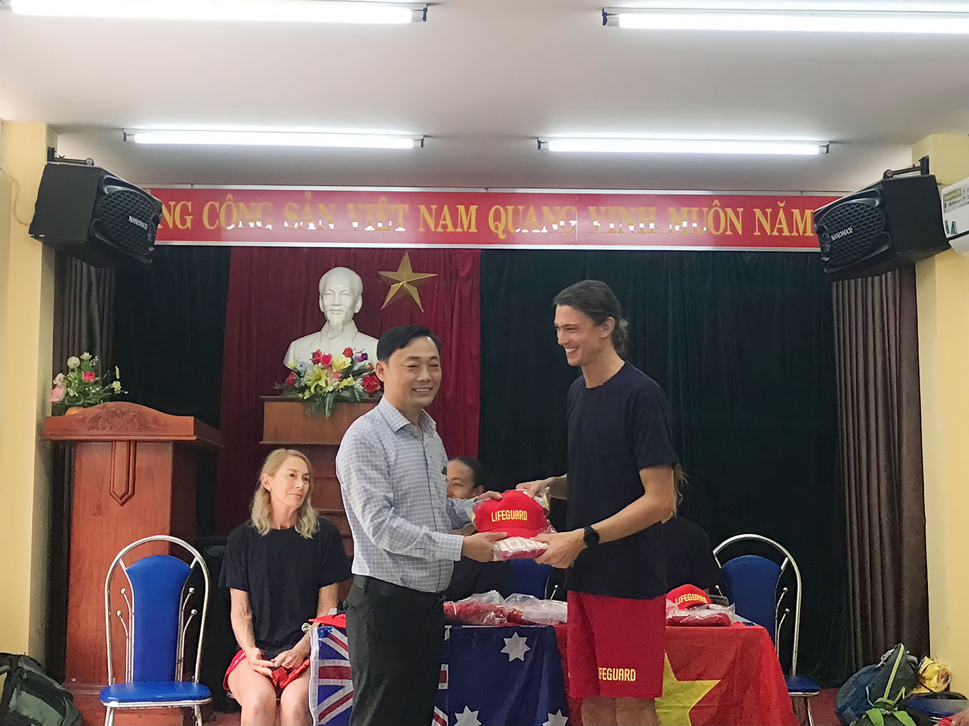 Ông Nguyễn Đức Vũ - Trưởng Ban Quản lý bán đảo Sơn Trà và các bãi biển du lịch Đà Nẵng (bên trái) nhận quà lưu niệm từ Hiệp hội cứu hộ Úc. - Ảnh Phượng Nhung