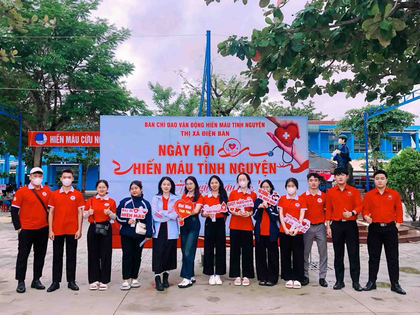 Thành viên CLB Thanh niên vận động hiến máu là những sinh viên đang theo học tại Học viện Hành chính Quốc gia khu vực miền Trung. Dù đang trong thời gian thi cử bận rộn cộng với thời tiết thất thường, nhưng tất cả đều luôn sẵn lòng góp sức thiện nguyện