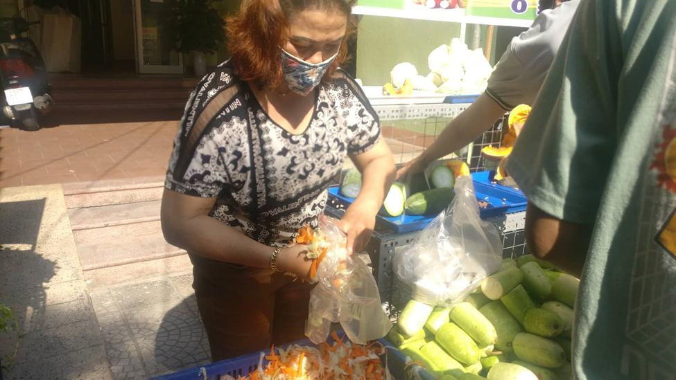 Đến phiên chợ này, mỗi sinh viên sẽ được nhận từ 5-6 loại thực phẩm như trứng, thịt, cà tím, rau tươi, bầu,... Phiên chợ được tổ chức định kì vào Chủ nhật hàng tuần và hoàn toàn không kiểm soát thẻ sinh viên của những “khách hàng” khi đến đây. - ảnh Kim Ngân