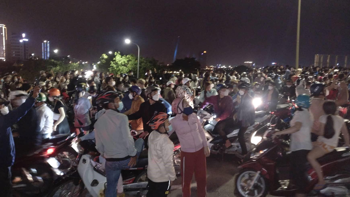 Tất cả đều háo hức, hướng ánh nhìn lên phần đầu rồng - ảnh Kim Ngân