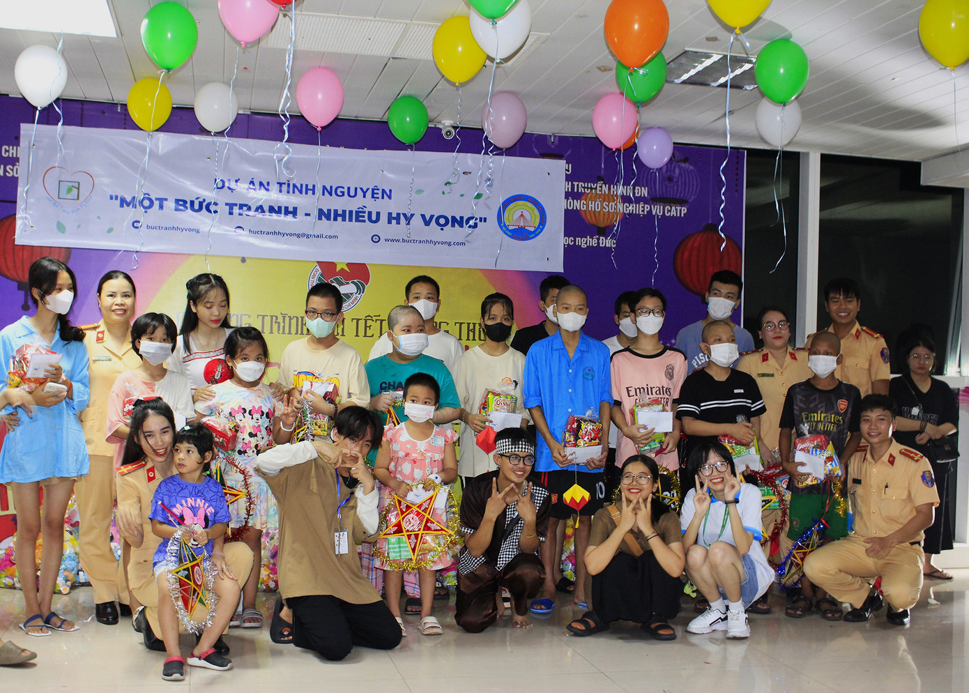 Đặc biệt trong chương trình “Ấm áp đêm trăng” còn có đại diện Đoàn Thanh niên, Hội Phụ nữ Phòng CSGT (Công an TP. Đà Nẵng) tham dự và tặng quà Trung thu cho các em. (Ảnh: Thu Loan Nguyễn) Đặc biệt trong chương trình “Ấm áp đêm trăng” còn có đại diện Đoàn Thanh niên, Hội Phụ nữ Phòng CSGT (Công an TP. Đà Nẵng) tham dự và tặng quà Trung thu cho các em. (Ảnh: Thu Loan Nguyễn)