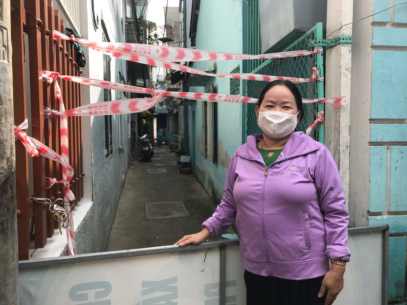 Bà Đinh Thị Hoa, 62 tuổi, Tổ trưởng tổ dân phố 35 (phường Bình Thuận, quận Hải Châu) cho biết, hiện việc đi chợ cho dân vẫn thực hiện trên nhóm zalo của tổ. Vì bên ngoài đường phố đã được buôn bán, nên đồ ăn thức uống theo yêu cầu của dân cũng rất phong phú. Buổi sáng đủ món bún bò, mì Quảng bánh cuốn, bánh mì,… Rồi cung cấp thuốc men, cho đến việc lĩnh lương hộ cho dân.Có những lúc 10 giờ tối có hộ gia đình báo "cô ơi bếp nhà em hết ga rồi". Vậy là từ 6 giờ sáng bà Hoa ra chốt đón, yêu cầu người chở ga mặc bảo hộ, sát khuẩn cẩn thận. "Những ngày mưa bão việc giúp dân trong khu phong tỏa khá vất vả. Nhưng ban điều hành tổ dân phố ai cũng cố gắng, vì nhìn ra ngoài thấy phố xá đã đông vui, thì ngày mình được bình thường trở lại như vậy cũng còn không xa", bà Hoa tâm sự - ảnh Th.L