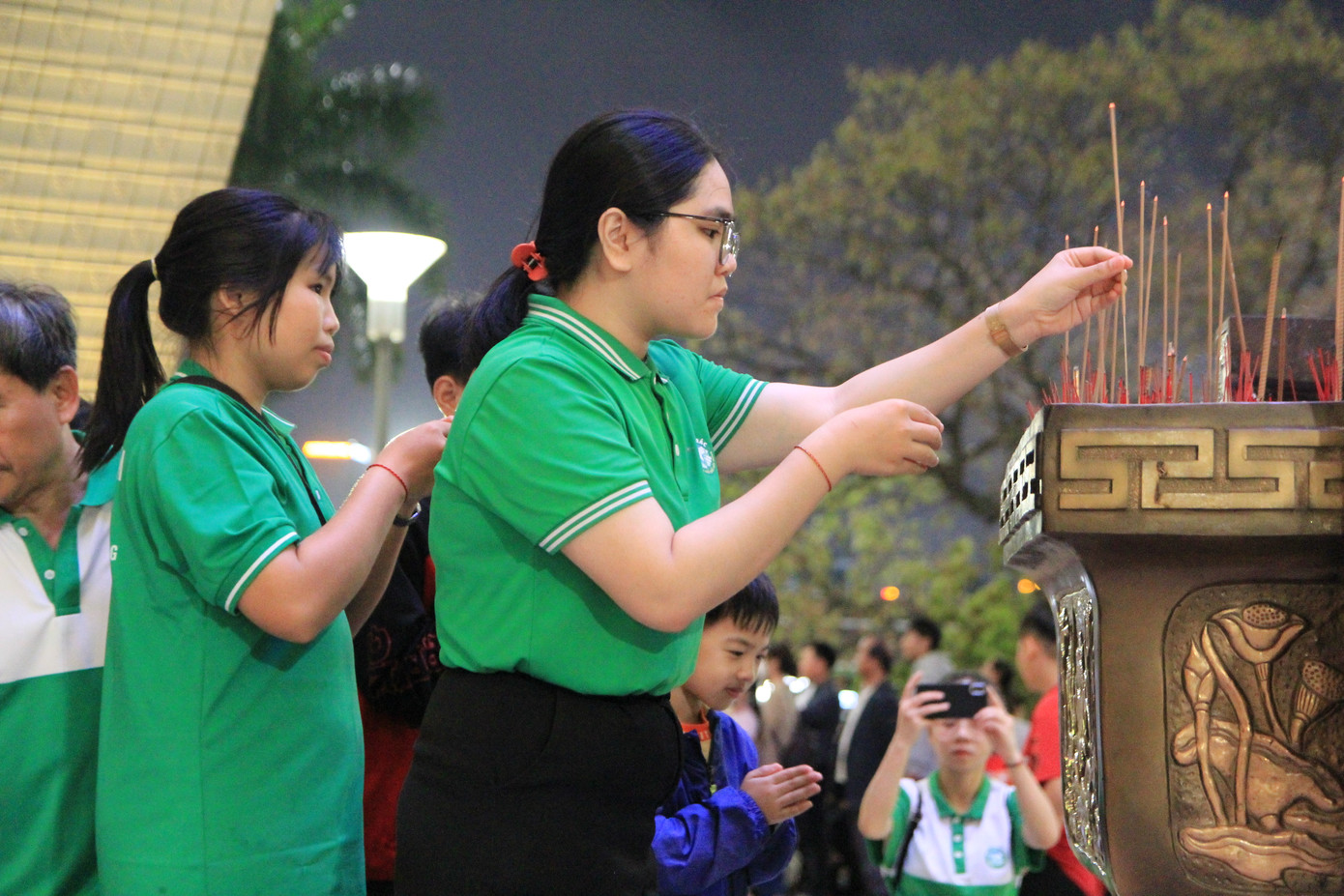 Trong không khí trang nghiêm tại Tượng đài 29-3 (quận Hải Châu), từ những bậc cao niên đến các bạn trẻ, sinh viên và cả những em nhỏ đều thành kính dâng hương và dành phút mặc niệm để tưởng nhớ những anh hùng liệt sĩ. Ảnh: Minh Hiền