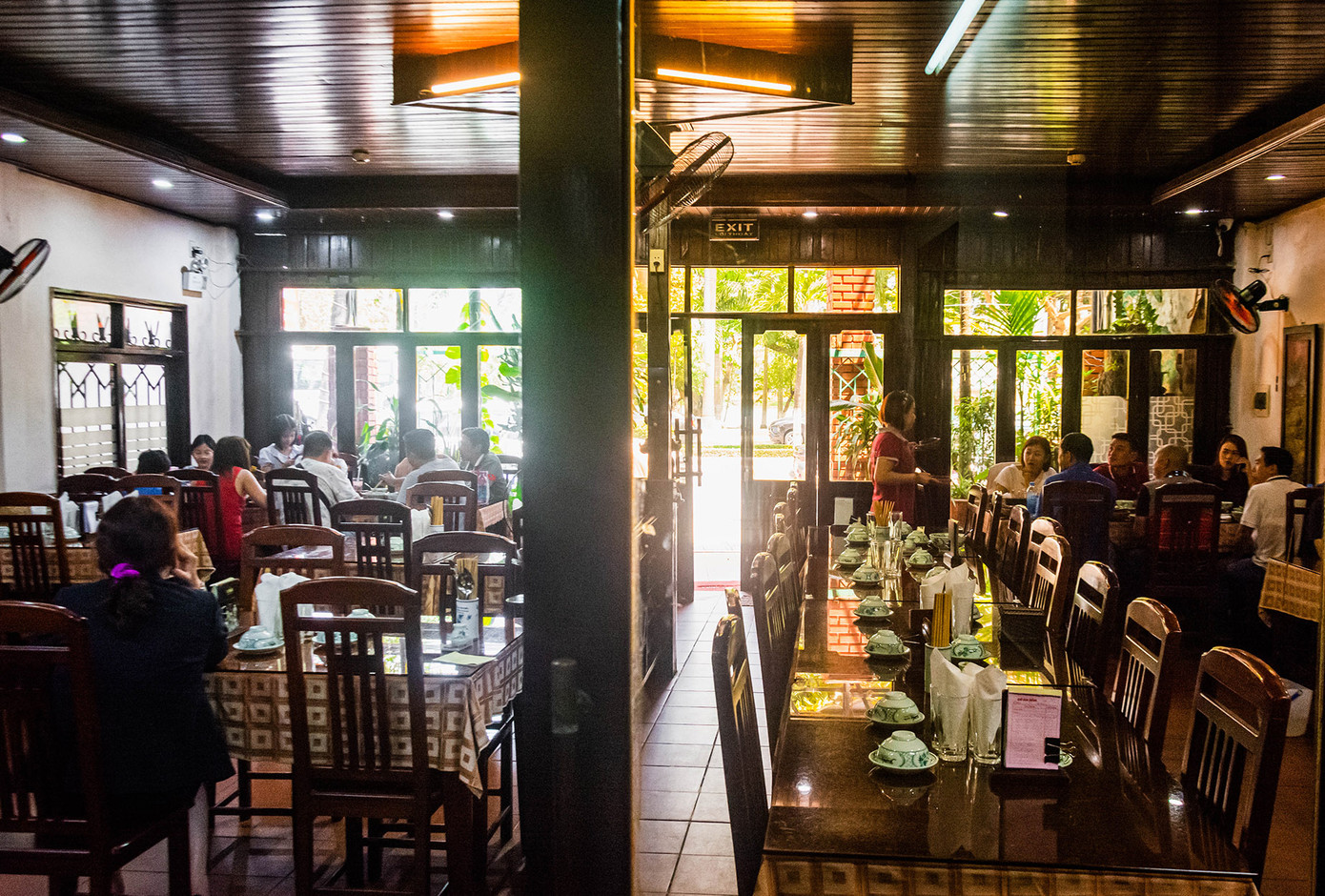 Bước vào nhà hàng, bạn sẽ cảm nhận được ngay sự ấm cúng trong một không gian hoài cổ rất xưa.