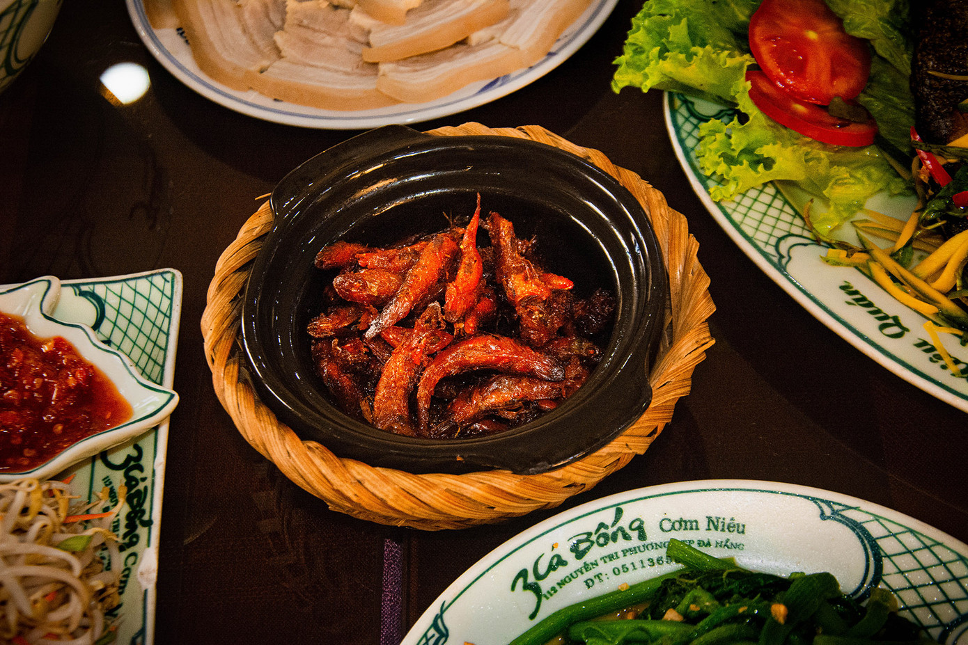 Người đầu bếp của 3 Cá Bống lựa kỹ những con cá có kích thước vừa phải, màu da sáng, màu mắt trong, phần da và thân săn chắc... để thực hiện món kho tộ trứ danh làm nên tên tuổi của nhà hàng. Nhờ công thức tẩm ướp đặc biệt mà cá bống thành phẩm sau khi kho rất chắc thịt, đỏ au, cứng cáp chứ không bị bở.