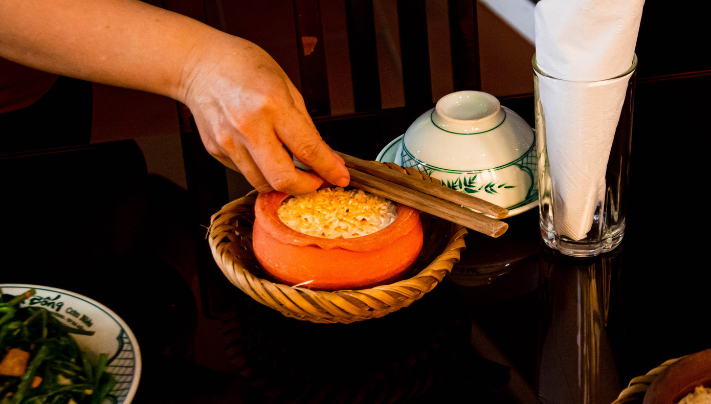 Món này ăn với cơm niêu nóng hổi, có lớp cháy giòn tan thì cứ gọi là miễn chê. Đặc biệt, nếu thực khách nào trót mê cái hương vị đặc trưng của cá bống kho tộ thì nhà hàng cũng có sẵn từng hộp bán cho khách mang về ăn hoặc làm quà biếu.