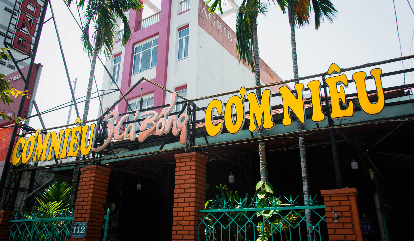 Một điều lưu ý nho nhỏ là nhớ tìm đến đúng địa chỉ 112 Nguyễn Tri Phương, Đà Nẵng để tránh bị nhầm phải những quán ăn khác "nhái" thương hiệu 3 Cá Bống, hiện tại nhà hàng này chưa có chi nhánh khác đâu!