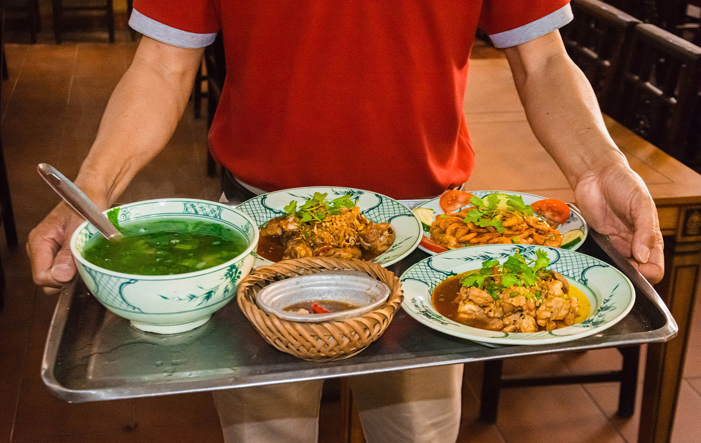 Trong quá trình thưởng thức bữa ăn, bạn có thể xem biểu diễn "cơm niêu đập" có một không hai tại Việt Nam. Mỗi khi người nghệ nhân của 3 Cá Bống trổ tài múa côn, bịt mắt đập niêu xong là những tràng vỗ tay không ngớt của thực khách. Trò này đặc biệt hấp dẫn đối với các gia đình có trẻ nhỏ, hoặc các bạn trẻ muốn quay video tạo trend trên mạng xã hội đấy!