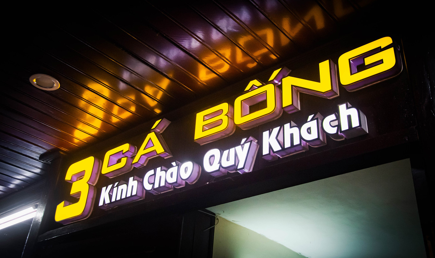 Được biết cái tên 3 Cá Bống bắt nguồn từ câu chuyện về chú bé người gỗ Bu-ra-ti-nô mà cô chủ nhà hàng đặc biệt yêu thích. Đúng như tên gọi, nhà hàng đã gần 30 năm tuổi này phục vụ toàn các món ăn ngon và gần gũi như cơm nhà mẹ nấu.