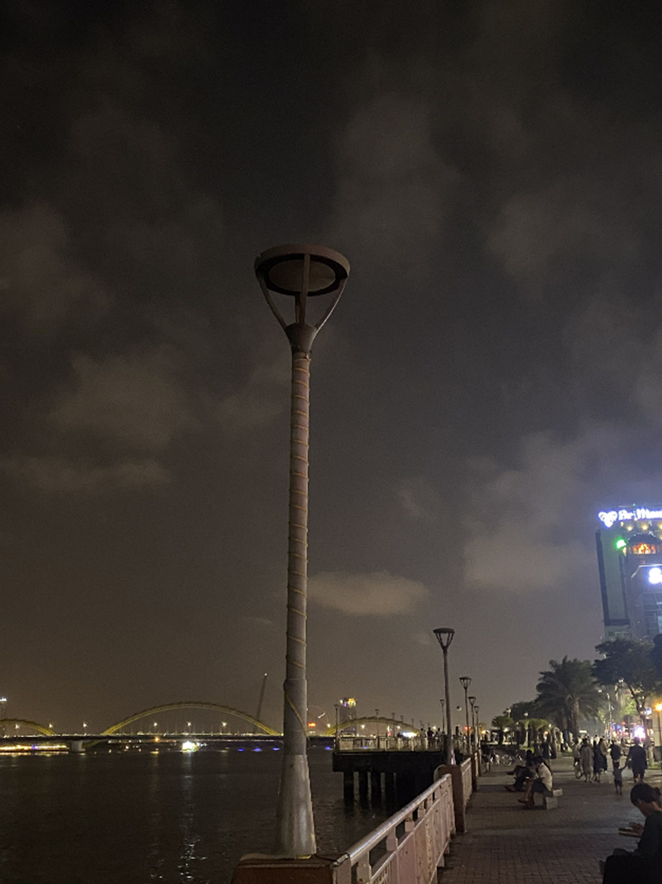 Đèn vỉa hè ven sông Hàn đồng loạt tắt vào 20h30. Ảnh: Kiều Trang