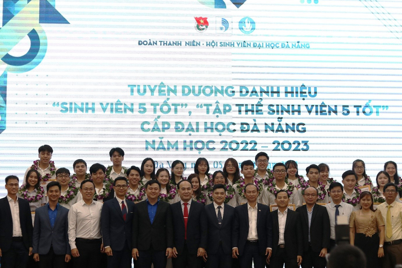 Hội Sinh viên ĐH Đà Nẵng tuyên dương các cá nhân đạt danh hiệu Sinh viên 5 tốt. Ảnh: Hoài Nam