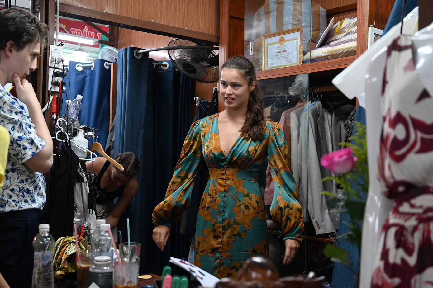 Tiệm may còn nhận được sự tin tưởng từ những đại diện Đại sứ quán như Đức, Mexico, hay những nghệ sĩ Opera, người mẫu, top các cuộc thi hoa hậu… (Ảnh: Huỳnh Như)