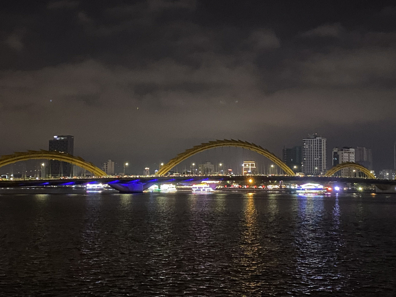 Tất cả những cây cầu bắc qua sông Hàn đều tắt điện chiếu sáng, trang trí. Ảnh: Kiều Trang