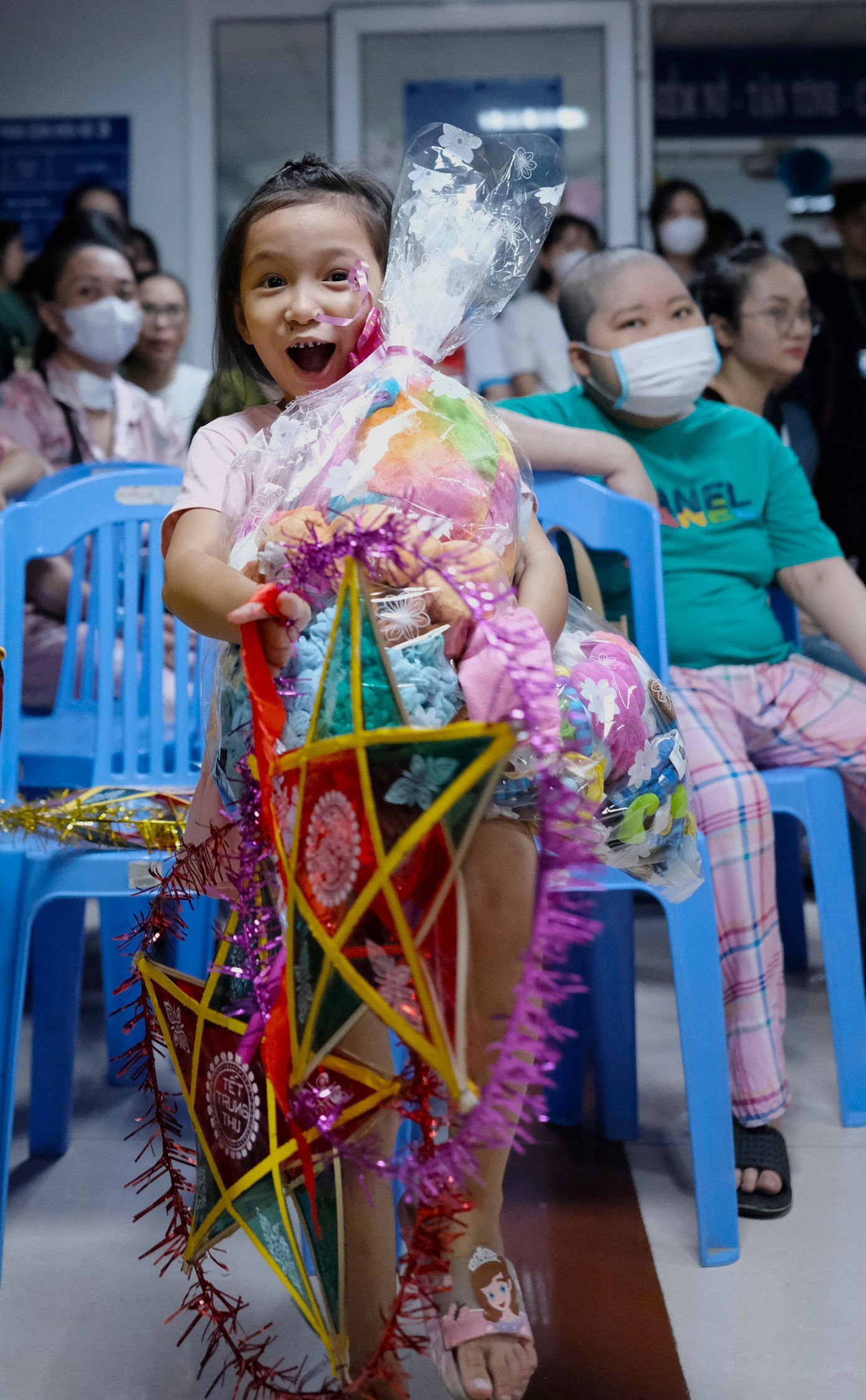 Và những nụ cười lan tỏa (Ảnh: Tẩy Photo) Và những nụ cười lan tỏa (Ảnh: Tẩy Photo)