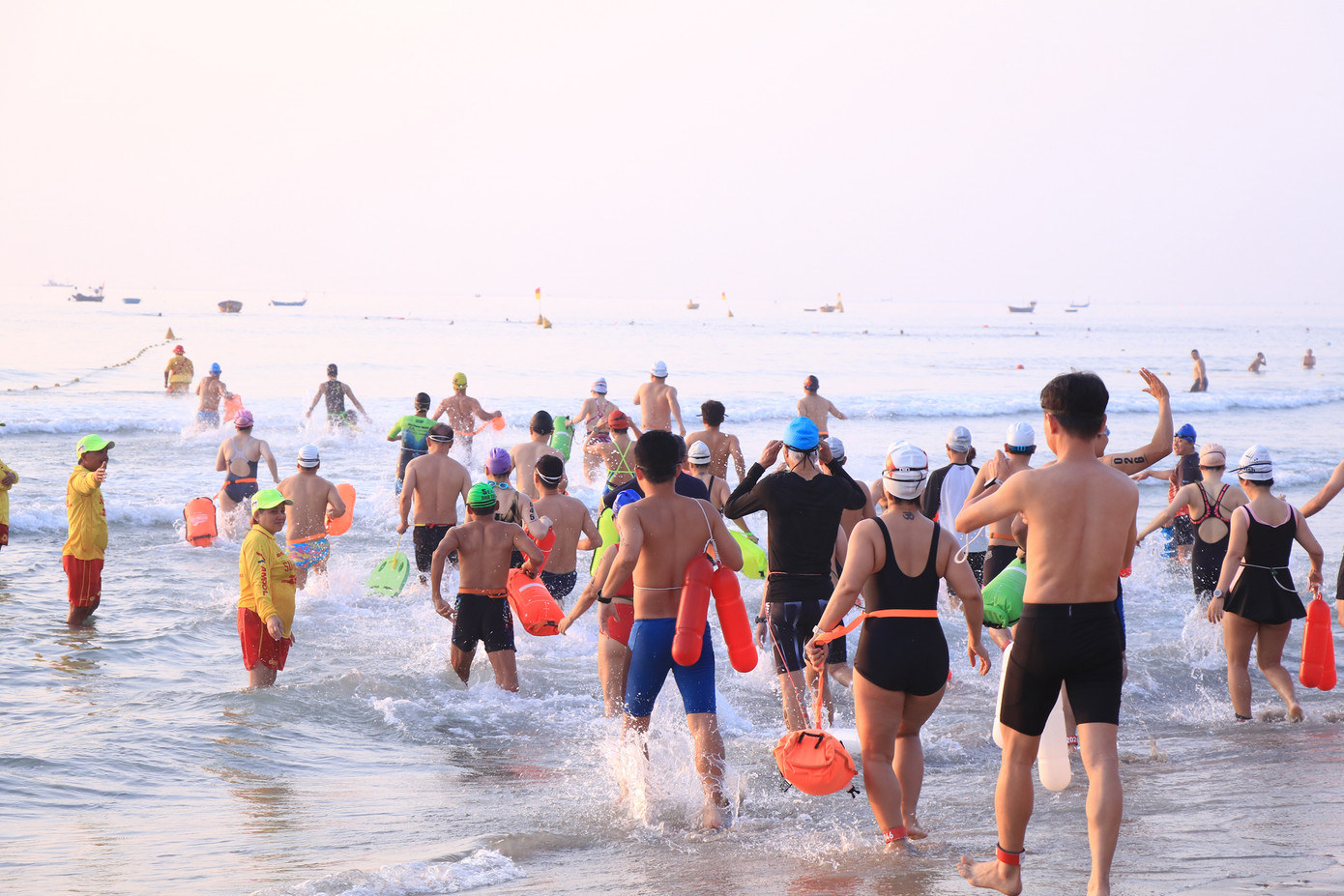 Các vận động viên bắt đầu cuộc đua theo hướng dẫn của từng nhóm hỗ trợ. Các vận động viên bắt đầu cuộc đua theo hướng dẫn của từng nhóm hỗ trợ.