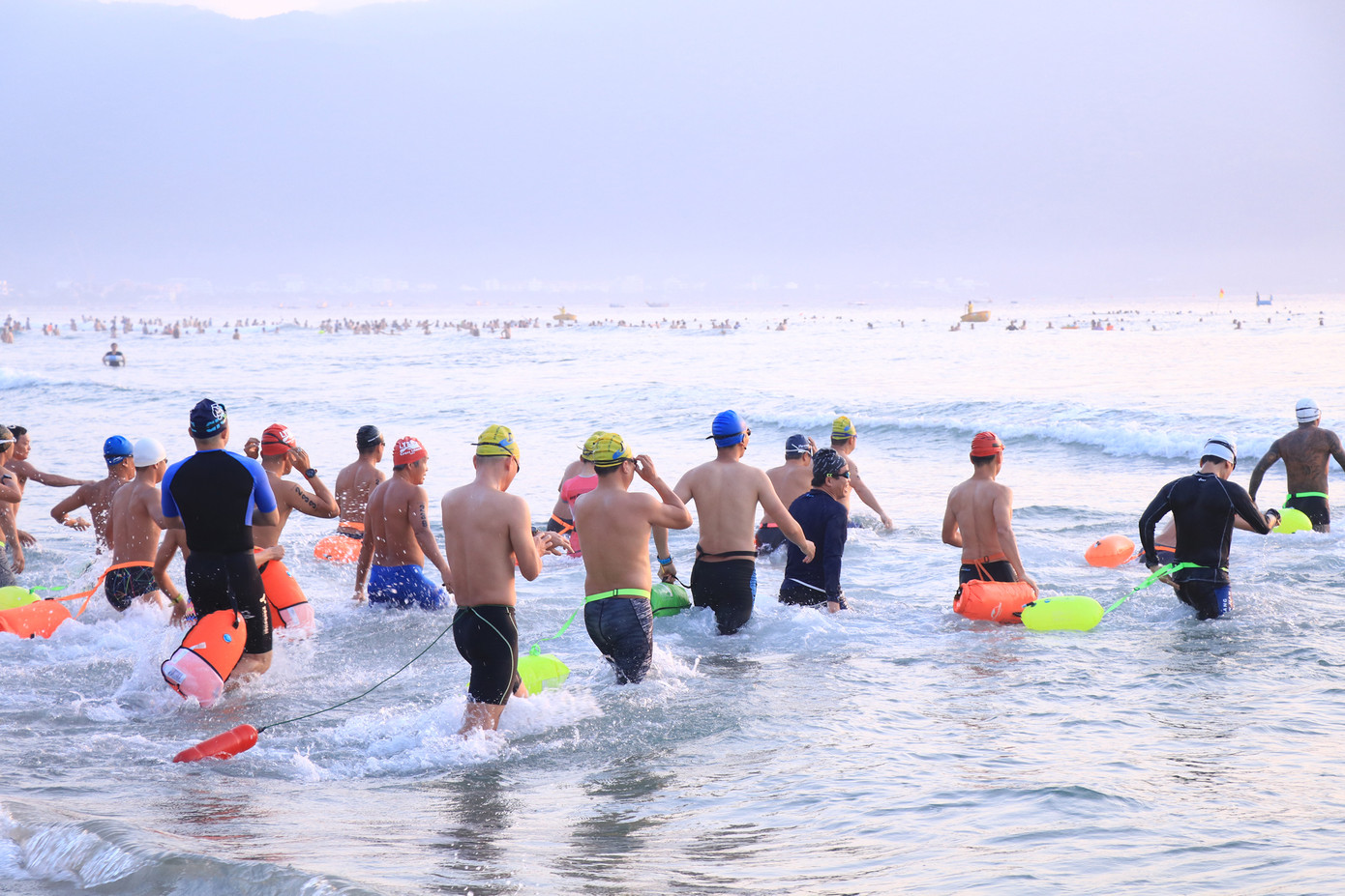 Các vận động viên bắt đầu cuộc đua theo hướng dẫn của từng nhóm hỗ trợ. Các vận động viên bắt đầu cuộc đua theo hướng dẫn của từng nhóm hỗ trợ.