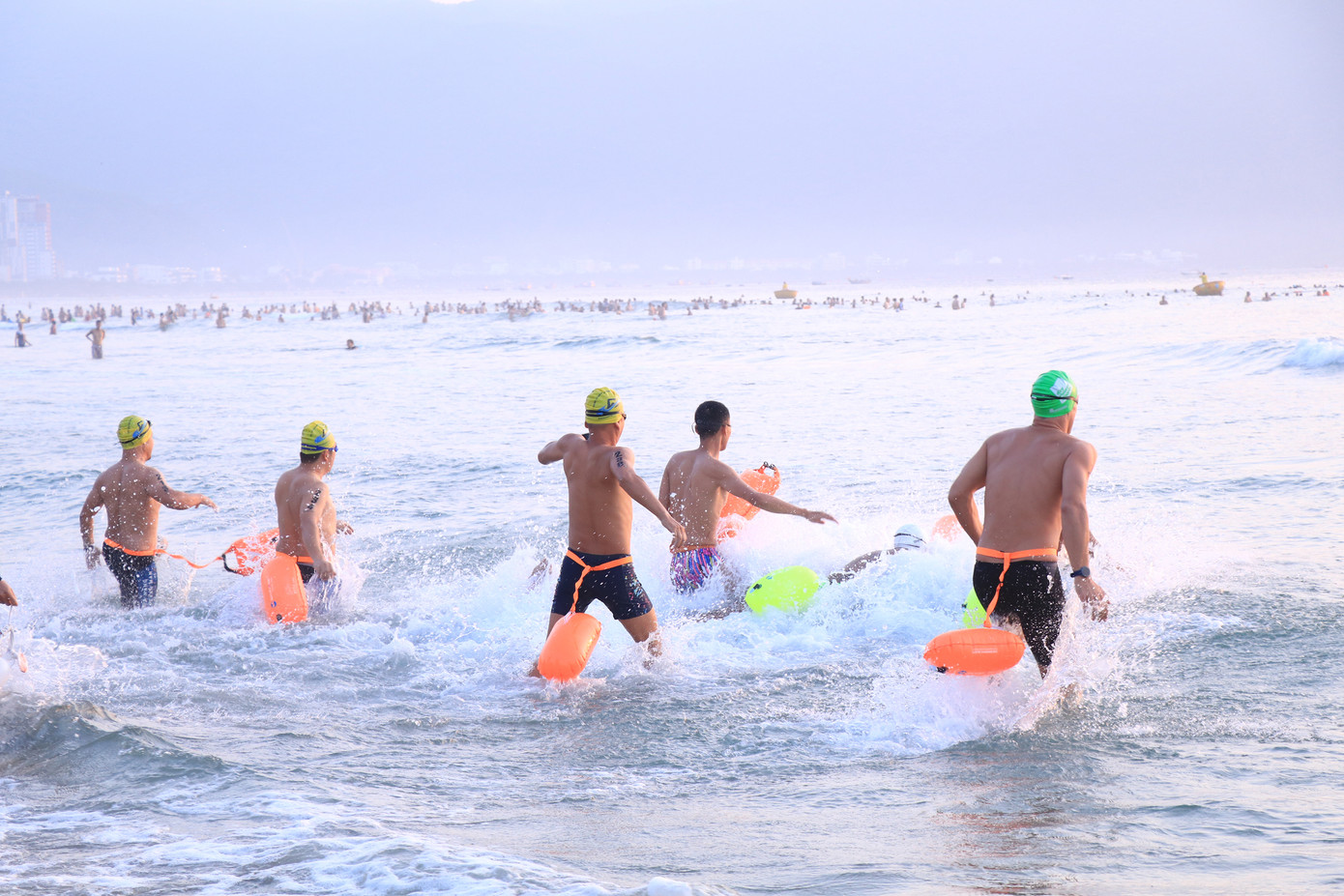 Các vận động viên bắt đầu cuộc đua theo hướng dẫn của từng nhóm hỗ trợ. Các vận động viên bắt đầu cuộc đua theo hướng dẫn của từng nhóm hỗ trợ.