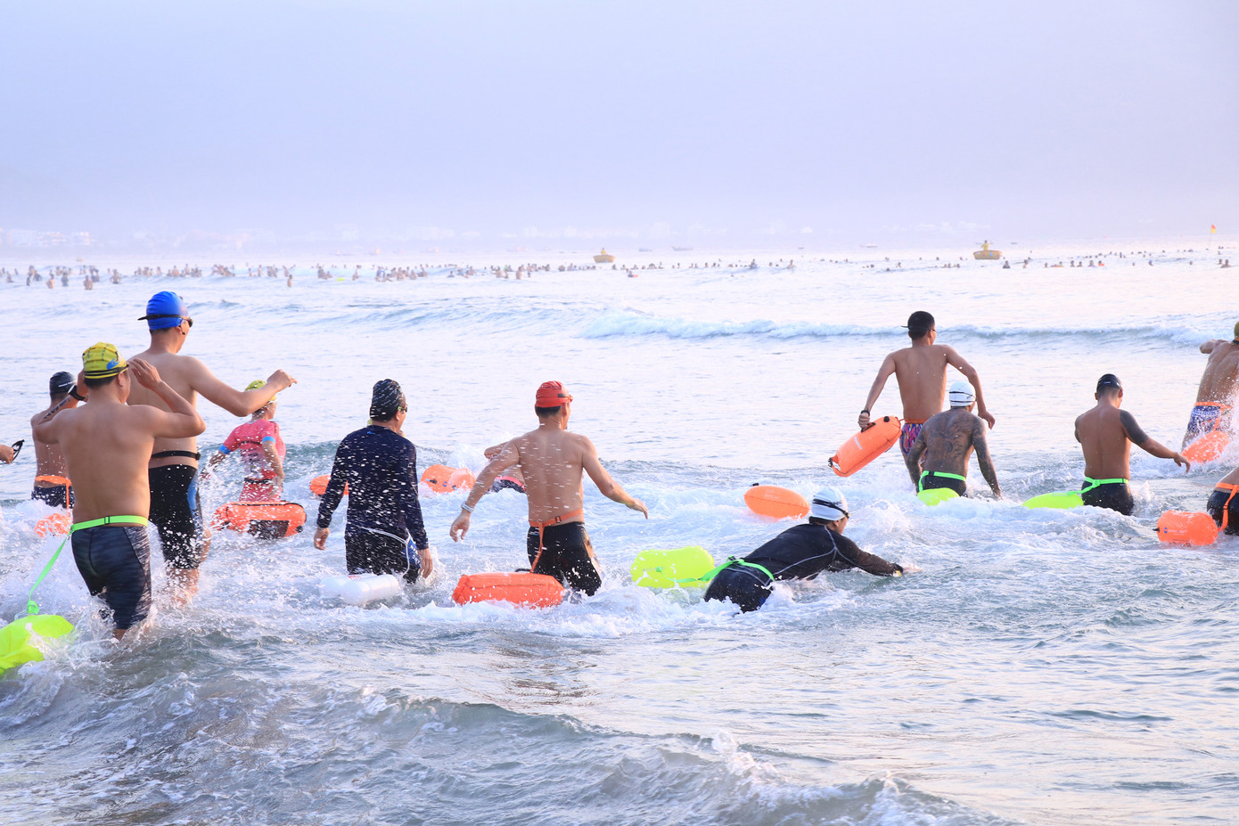 Các vận động viên bắt đầu cuộc đua theo hướng dẫn của từng nhóm hỗ trợ. Các vận động viên bắt đầu cuộc đua theo hướng dẫn của từng nhóm hỗ trợ.