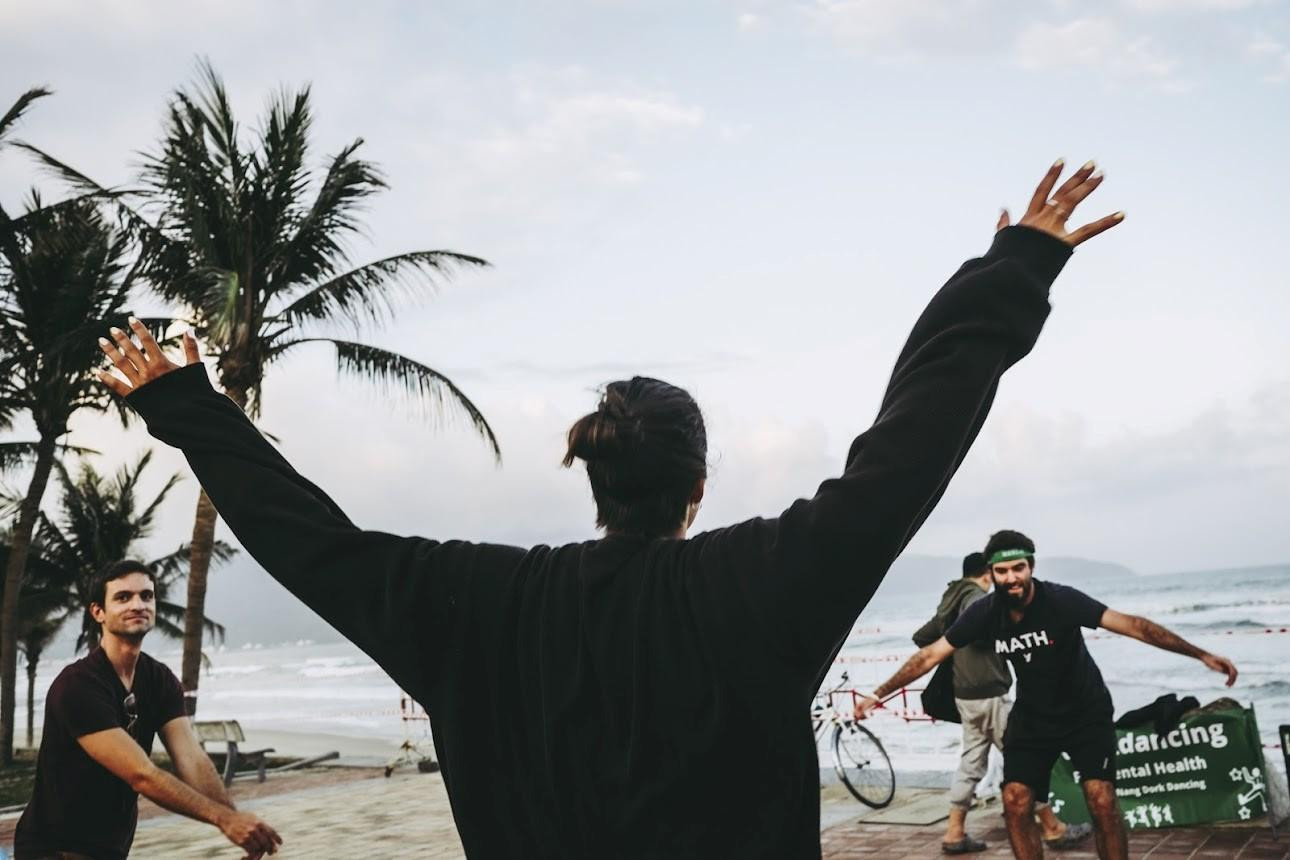 Hạt mầm yêu thương mà Ethan Levy gieo lại trên bãi biển Đà Nẵng thật đẹp. Nơi này mong sớm được đón chào anh trở lại. Ảnh: Dork Dancing Danang Hạt mầm yêu thương mà Ethan Levy gieo lại trên bãi biển Đà Nẵng thật đẹp. Nơi này mong sớm được đón chào anh trở lại. Ảnh: Dork Dancing Danang