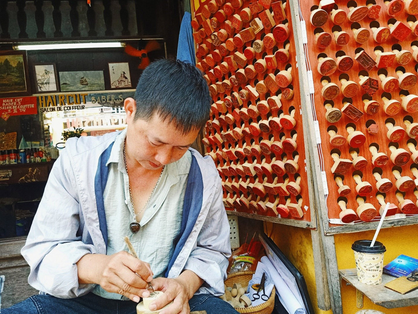 Anh Phú chia sẻ rằng trước đây anh làm nghề xây dựng nhưng sau đó chọn nghề này bởi vì yêu thích sự tỉ mỉ, muốn tự tay điêu khắc ra những sản phẩm với hình ảnh độc đáo. (Ảnh: Hằng Hương)