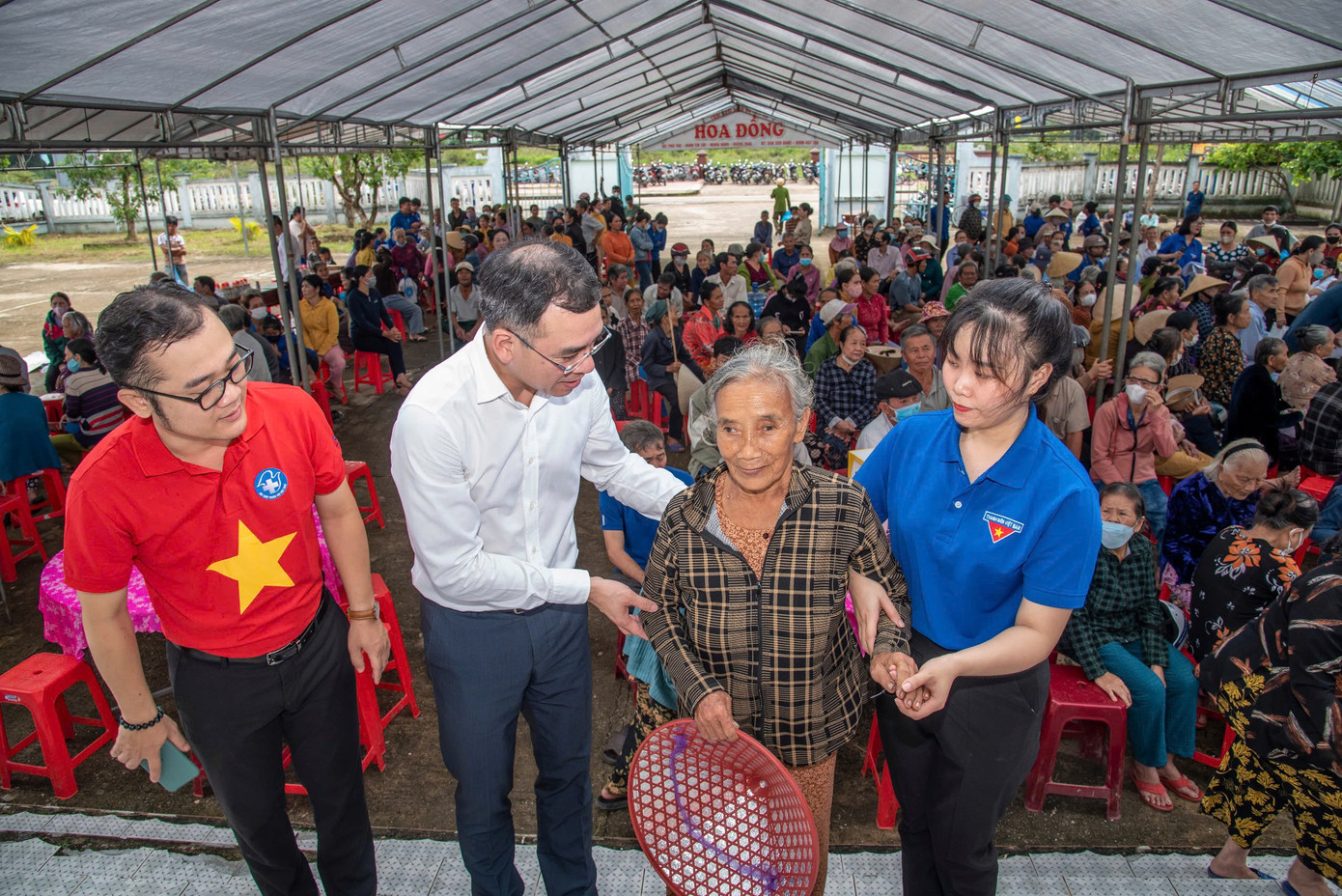 500 người dân tới khám bệnh và được tặng quà. Ảnh: Văn Chương 500 người dân tới khám bệnh và được tặng quà. Ảnh: Văn Chương