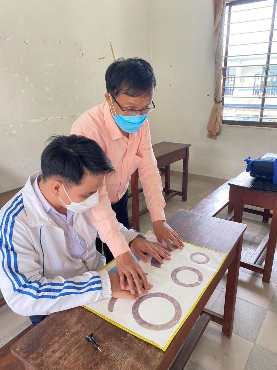 Thầy chia sẻ, rằng không chỉ dạy cho các em kiến thức, mà còn mong muốn đem lại cho những em có hoàn cảnh bất hạnh giống như mình tìm thấy niềm tin trong cuộc sống - ảnh Kim Ngân Thầy chia sẻ, rằng không chỉ dạy cho các em kiến thức, mà còn mong muốn đem lại cho những em có hoàn cảnh bất hạnh giống như mình tìm thấy niềm tin trong cuộc sống - ảnh Kim Ngân