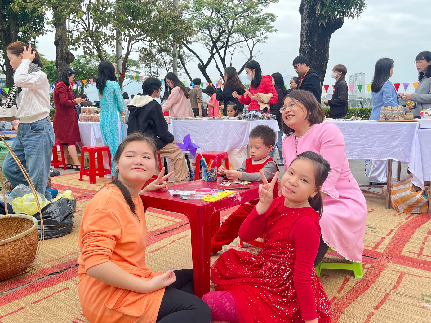 Chị Thân Thị Thi - phụ huynh của bé Phạm Thu Thủy (quận Thanh Khê, TP. Đà Nẵng) - cho biết các công đoạn chuẩn bị sản phẩm và quà tặng kèm trong gian hàng đều do các bạn nhỏ tự tay làm từ nhiều hôm trước. Các bạn háo hức mong chờ được “ra mắt” sản phẩm của mình trong phiên chợ Tết. Ảnh: Lệ Thủy. Chị Thân Thị Thi - phụ huynh của bé Phạm Thu Thủy (quận Thanh Khê, TP. Đà Nẵng) - cho biết các công đoạn chuẩn bị sản phẩm và quà tặng kèm trong gian hàng đều do các bạn nhỏ tự tay làm từ nhiều hôm trước. Các bạn háo hức mong chờ được “ra mắt” sản phẩm của mình trong phiên chợ Tết. Ảnh: Lệ Thủy.