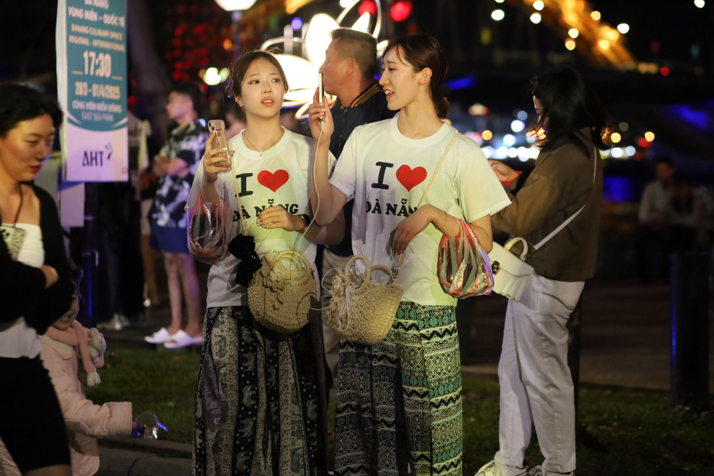 Sự cổ vũ của đông đảo người dân và du khách khiến không khí vũ hội thêm sôi động. Ảnh: Trúc Linh. Sự cổ vũ của đông đảo người dân và du khách khiến không khí vũ hội thêm sôi động. Ảnh: Trúc Linh.