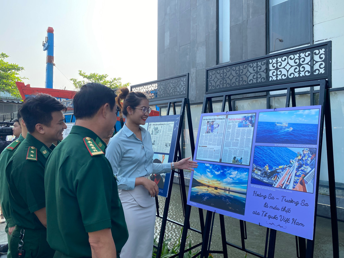 Triển lãm do Cục Văn thư và Lưu trữ nhà nước giao Trung tâm Lưu trữ quốc gia I phối hợp UBND huyện Hoàng Sa (TP Đà Nẵng) tổ chức nhân dịp kỷ niệm 48 năm Ngày giải phóng thành phố Đà Nẵng 29/3, và tròn 5 năm Nhà Trưng bày Hoàng Sa khánh thành hoạt động (28/3/2018). Ảnh: Phượng – Nhung.