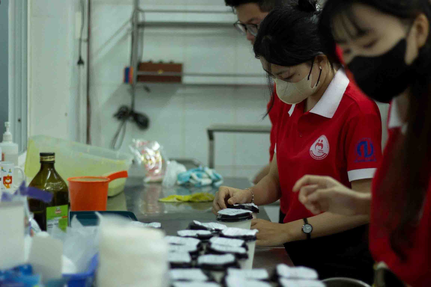 Mỗi phần đều được các bạn tình nguyện viên kiểm tra và dán giấy ghi chú cẩn thận tránh nhầm lẫn.