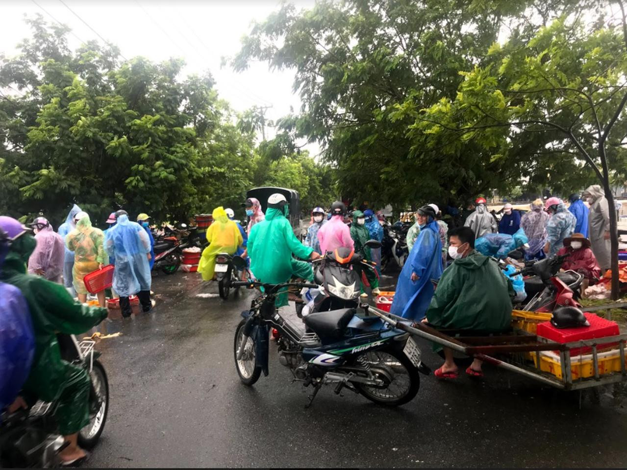 Trước đó, ngày 6/10, TP Đà Nẵng đã cấm tàu thuyền ra khơi. Toàn bộ 1.242 tàu thuyền đánh cá của TP Đà Nẵng hiện không có phương tiện nào nằm trong vùng nguy hiểm. Trong đó đã có 1.230 tàu thuyền đã vào bờ neo đậu - Ảnh Th.L