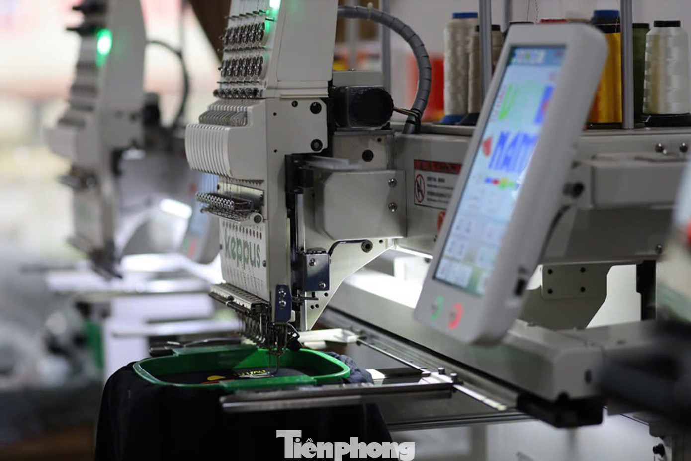 Thiết bị và phụ kiện đơn giản để góp phần lan tỏa giá trị tinh thần dân tộc một cách tinh tế. Ảnh: Trúc Linh