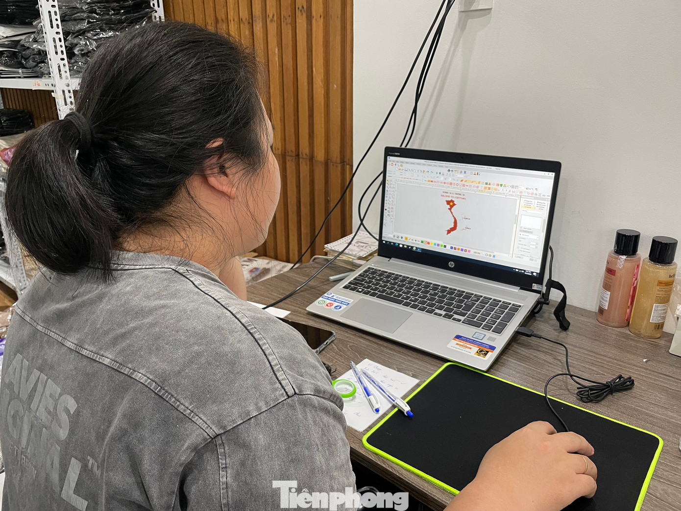 “Mới đầu mình làm các sản phẩm dành cho tệp khách couple hậu phương – tiền tuyến. Sau đó nhiều bạn Việt Nam đang ở nước ngoài đặt riêng thêu hình lá cờ Tổ quốc với mong muốn có món quà làm kỷ niệm mang đi khắp thế giới, thể hiện lòng tự hào dân tộc. Điều đó thôi thúc mình lên ý tưởng về những hình ảnh biểu tượng của Việt Nam” – chị Diệu Linh chia sẻ. Ảnh: Trúc Linh