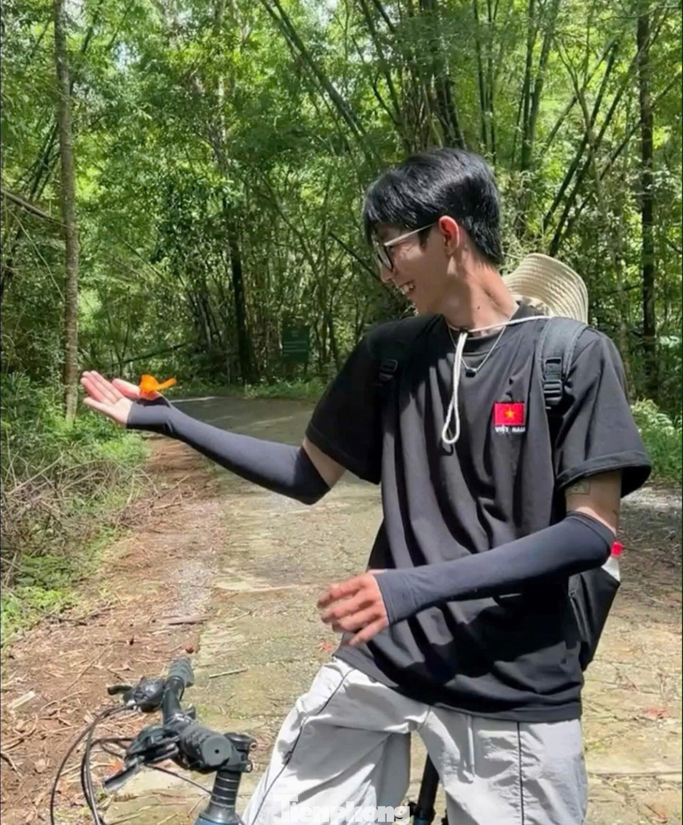 Mỗi bạn trẻ đều tự hào mặc trên mình những chiếc áo “thêu Việt Nam trên ngực”. Ảnh: NVCC