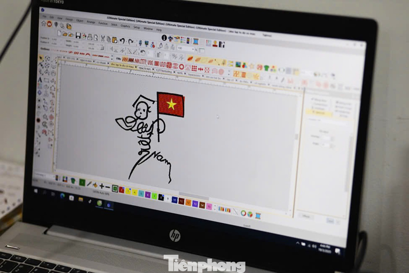 Trước khi bắt tay vào thiết kế, chị Linh nghiên cứu kỹ về hình ảnh và thông điệp mà mình muốn truyền tải rồi lên ý tưởng bản vẽ và phác thảo hình thêu. Ảnh: Trúc Linh