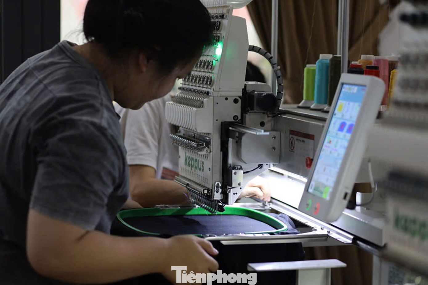 Quá trình tạo ra một chiếc áo thun thêu biểu tượng đất nước không chỉ kết hợp giữa sáng tạo và kỹ thuật mà còn là một chuỗi các công đoạn tỉ mỉ, đòi hỏi sự chính xác và tỉ lệ hoàn hảo. Ảnh: Trúc Linh