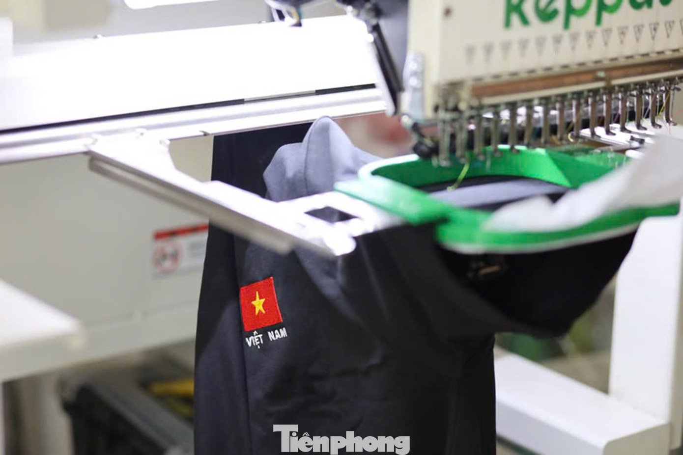 Quá trình tạo ra một chiếc áo thun thêu biểu tượng đất nước không chỉ kết hợp giữa sáng tạo và kỹ thuật mà còn là một chuỗi các công đoạn tỉ mỉ, đòi hỏi sự chính xác và tỉ lệ hoàn hảo. Ảnh: Trúc Linh