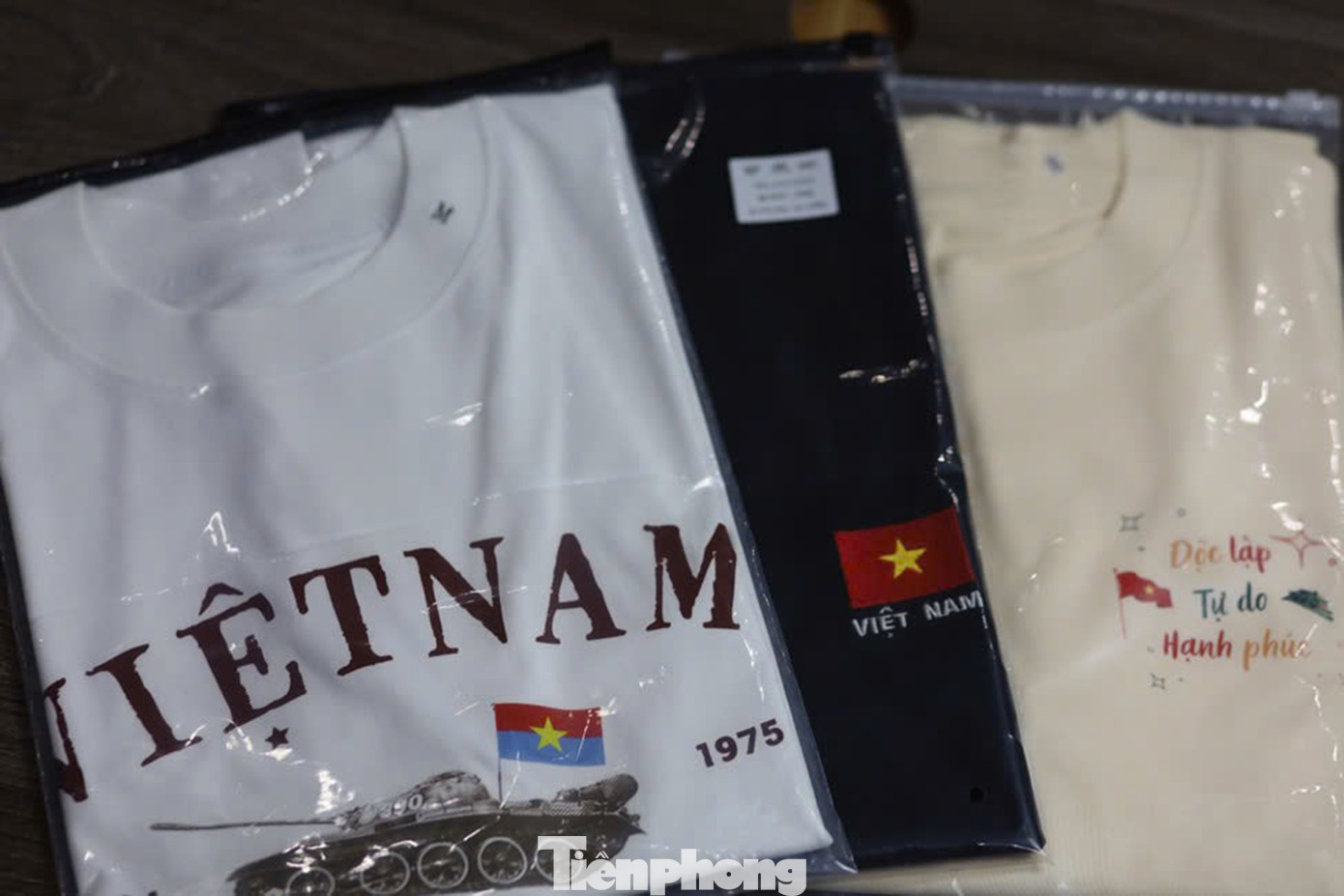 “Mình có thể không mang đến giá trị vật chất cho khách hàng nhưng với các bạn xa xứ, khi nhận được sản phẩm của mình trên tay thì đó là giá trị tinh thần mà mình muốn gửi gắm, mong đồng bào luôn kết nối và gắn bó với quê hương” – chị Diệu Linh cho biết. Ảnh: Trúc Linh