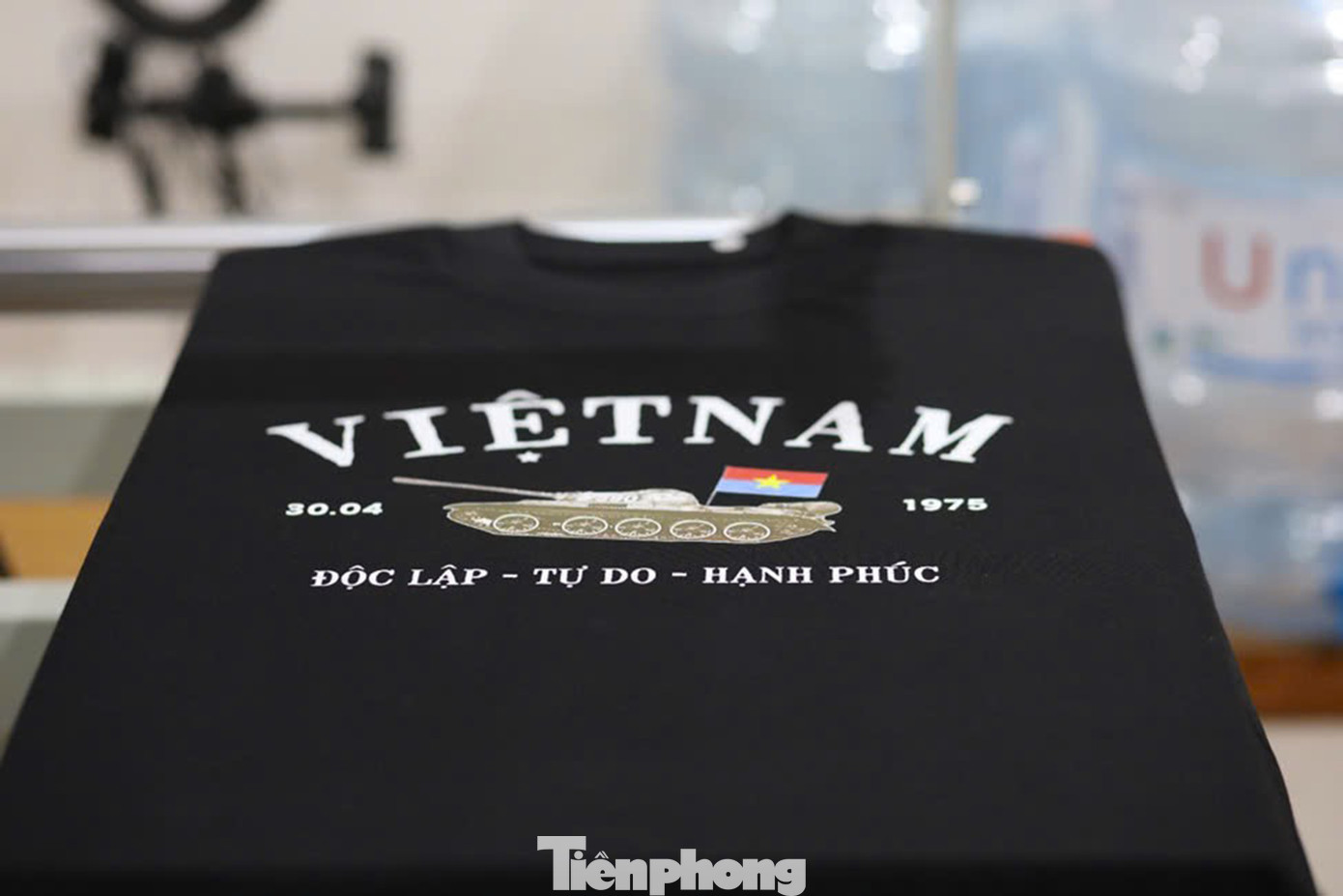 “Mình có thể không mang đến giá trị vật chất cho khách hàng nhưng với các bạn xa xứ, khi nhận được sản phẩm của mình trên tay thì đó là giá trị tinh thần mà mình muốn gửi gắm, mong đồng bào luôn kết nối và gắn bó với quê hương” – chị Diệu Linh cho biết. Ảnh: Trúc Linh