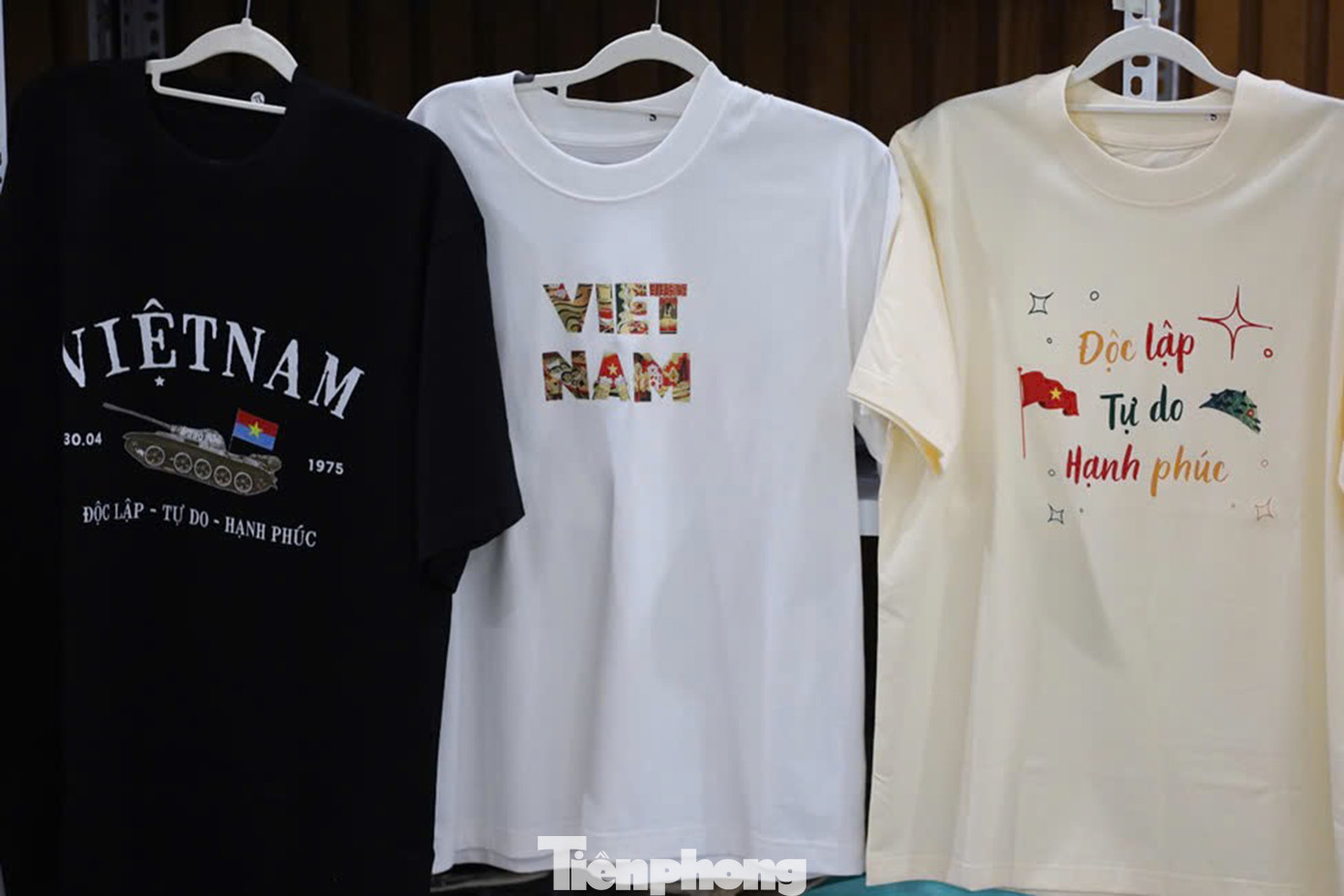 “Mình có thể không mang đến giá trị vật chất cho khách hàng nhưng với các bạn xa xứ, khi nhận được sản phẩm của mình trên tay thì đó là giá trị tinh thần mà mình muốn gửi gắm, mong đồng bào luôn kết nối và gắn bó với quê hương” – chị Diệu Linh cho biết. Ảnh: Trúc Linh