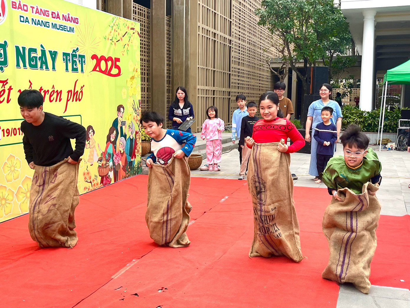 Phiên chợ ngày Tết Đà Nẵng 2025 tái hiện trọn vẹn không khí Tết xưa với các hoạt động truyền thống, trong đó có các trò chơi dân gian, như thi nhảy bao bố. Ảnh: Lệ Thủy. Phiên chợ ngày Tết Đà Nẵng 2025 tái hiện trọn vẹn không khí Tết xưa với các hoạt động truyền thống, trong đó có các trò chơi dân gian, như thi nhảy bao bố. Ảnh: Lệ Thủy.