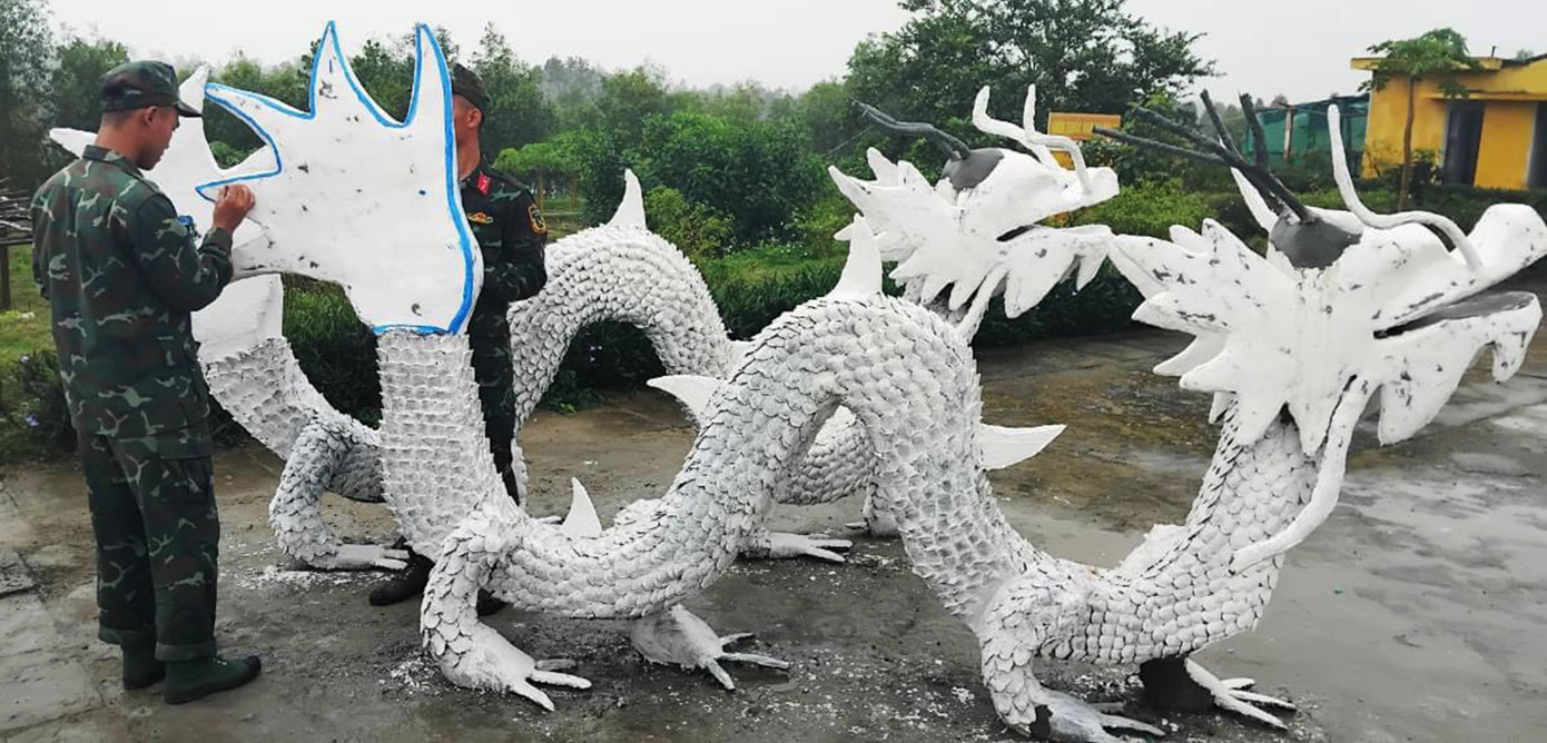 Mỗi năm, khi đắp linh vật, các cơ quan, đơn vị thành lập các tổ, mỗi tổ từ 3-5 chiến sĩ. Tổ trưởng là các chiến sĩ có năng khiếu về hội họa và xây dựng, còn các tổ viên là các chiến sĩ biết làm hồ, đắp tượng, hàn sắt. Thời gian hoàn thành khoảng 3-4 tuần. Ảnh: Ngọc Tú