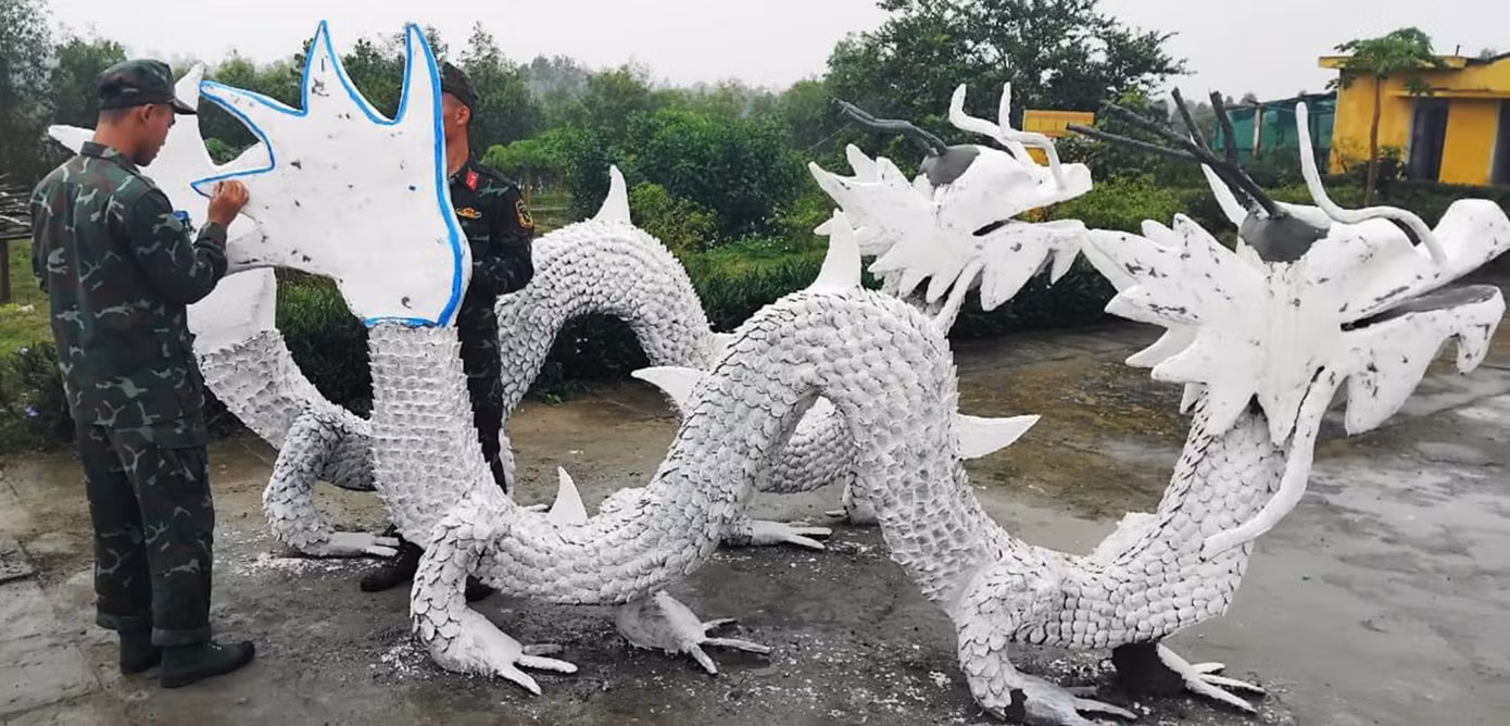 Mỗi năm, khi đắp linh vật, các cơ quan, đơn vị thành lập các tổ, mỗi tổ từ 3-5 chiến sĩ. Tổ trưởng là các chiến sĩ có năng khiếu về hội họa và xây dựng, còn các tổ viên là các chiến sĩ biết làm hồ, đắp tượng, hàn sắt. Thời gian hoàn thành khoảng 3-4 tuần. Ảnh: Ngọc Tú Mỗi năm, khi đắp linh vật, các cơ quan, đơn vị thành lập các tổ, mỗi tổ từ 3-5 chiến sĩ. Tổ trưởng là các chiến sĩ có năng khiếu về hội họa và xây dựng, còn các tổ viên là các chiến sĩ biết làm hồ, đắp tượng, hàn sắt. Thời gian hoàn thành khoảng 3-4 tuần. Ảnh: Ngọc Tú