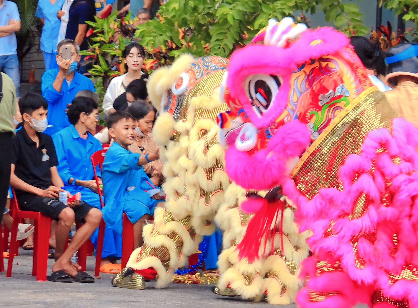 Các bạn nhỏ phấn khích khi được các chú lân 'thăm hỏi' tận nơi (Ảnh: Thu Loan Nguyễn) Các bạn nhỏ phấn khích khi được các chú lân 'thăm hỏi' tận nơi (Ảnh: Thu Loan Nguyễn)