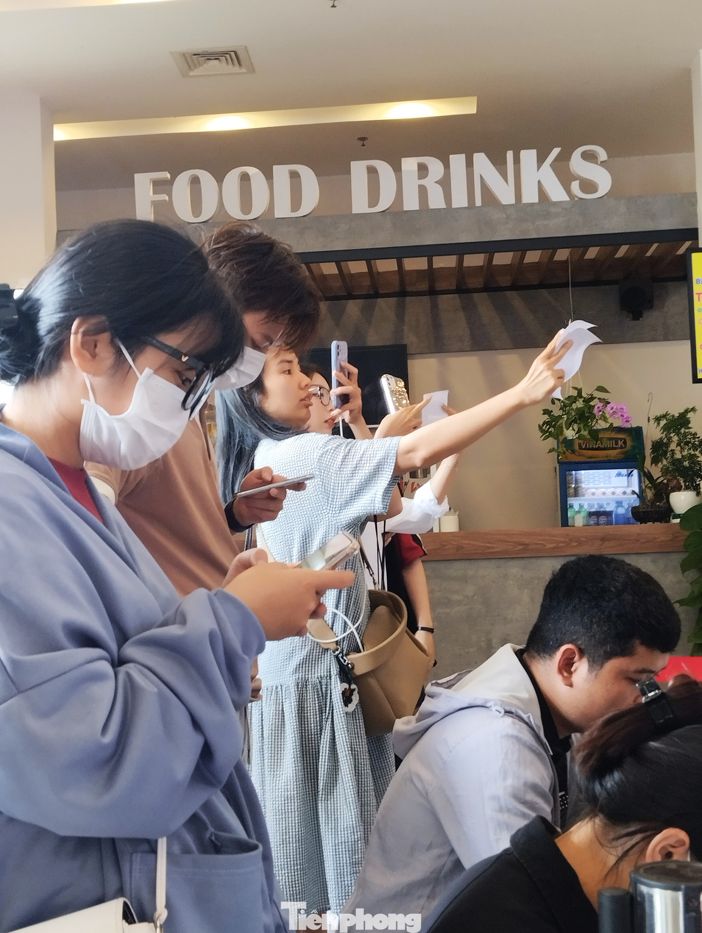 Theo ông Ngô Văn Bảy, Giám đốc Trung tâm Văn hóa Điện ảnh TP. Đà Nẵng, việc đưa Đào, phở và piano ra rạp đáp ứng mong mỏi thưởng thức tác phẩm này của người dân địa phương. "Với lịch chiếu dài ngày và số suất chiếu lớn, hy vọng, chúng tôi có thể đáp ứng được nhu cầu của khán giả", ông Bảy nói. Ảnh: Thảo Nhi.