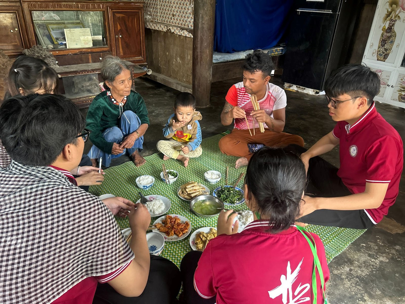 Cà Dy là một xã khó khăn thuộc miền núi tỉnh Quảng Nam. Đời sống vật chất của các hộ dân nơi đây còn thiếu thốn, nhiều hoàn cảnh neo đơn cần được giúp đỡ. Hiểu được điều đó, các bạn sinh viên của CLB đã đến thăm hỏi người dân, tổ chức bữa cơm đoàn viên và trao 3 suất quà cho 3 hộ gia đình chính sách, sơn sửa lại nhà cho 1 hoàn cảnh khó khăn. Cà Dy là một xã khó khăn thuộc miền núi tỉnh Quảng Nam. Đời sống vật chất của các hộ dân nơi đây còn thiếu thốn, nhiều hoàn cảnh neo đơn cần được giúp đỡ. Hiểu được điều đó, các bạn sinh viên của CLB đã đến thăm hỏi người dân, tổ chức bữa cơm đoàn viên và trao 3 suất quà cho 3 hộ gia đình chính sách, sơn sửa lại nhà cho 1 hoàn cảnh khó khăn.