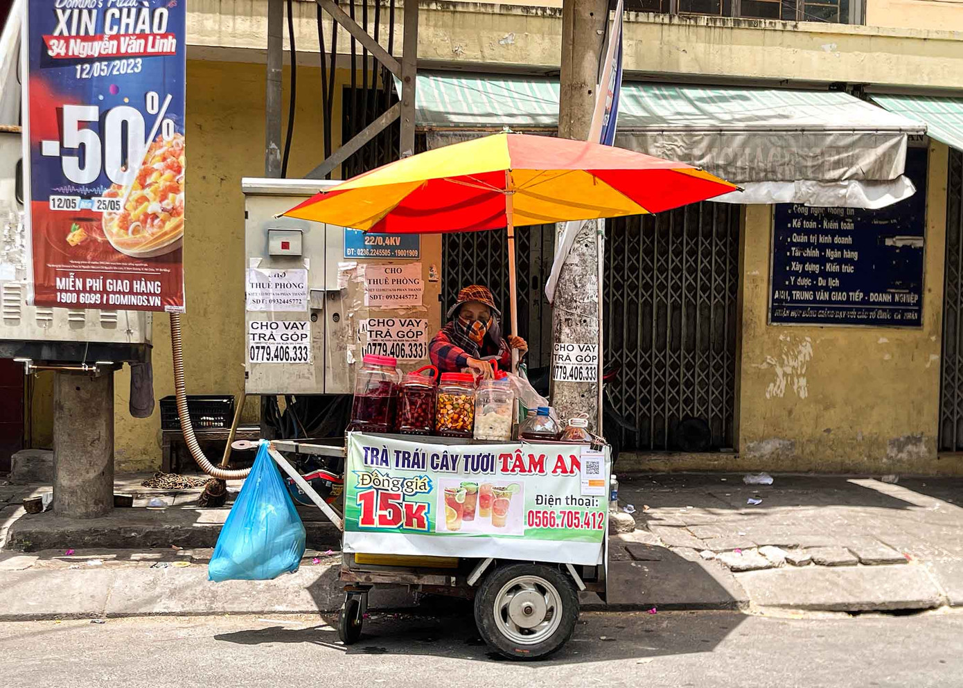 Có lẽ, với những người bán hàng rong, mong ước lớn nhất của họ lúc này là sớm bán hết hàng. Bởi với thời tiết khắc nghiệt như hiện nay thì hàng hóa rất dễ bị hỏng. (Ảnh: Thanh An)
