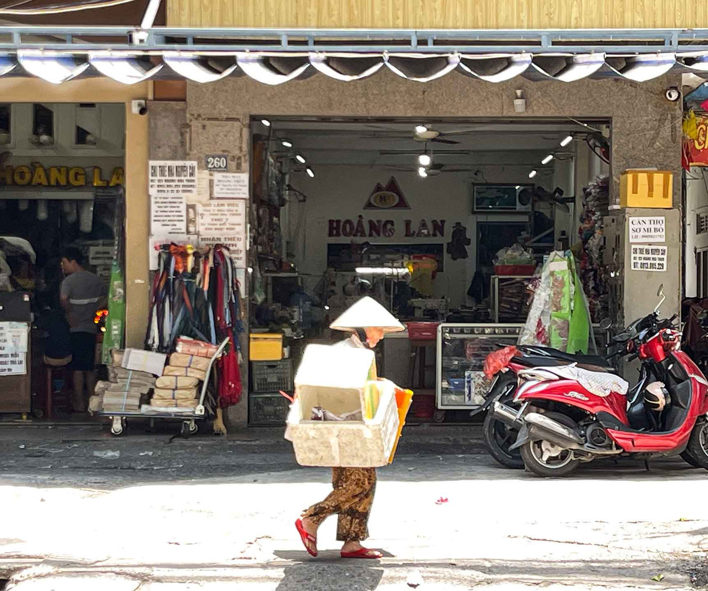 Những bước chân không mỏi của bà cụ nhặt ve chai giữa trưa hè nắng gắt. Với người lao động, giấc ngủ trưa là một điều xa xỉ. Điều họ mong muốn nhất là làm sao hôm đó có thể kiếm được tiền để trang trải cuộc sống. (Ảnh: Thanh An)