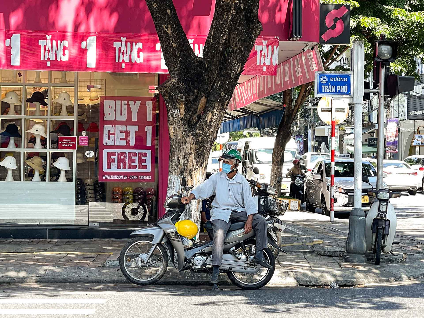 Đối với những người lao động này, thời tiết dù có khắc nghiệt tới đâu thì quan trọng hơn cả vẫn là việc làm, bởi họ cần lo cho cuộc sống gia đình đủ đầy hơn. “Có việc để kiếm cơm là mừng rồi cô”, ông Văn Sinh (74 tuổi, làm xe ôm tại chợ Hàn, trú quận Hải Châu, TP. Đà Nẵng) lạc quan chia sẻ. (Ảnh: Thanh An)